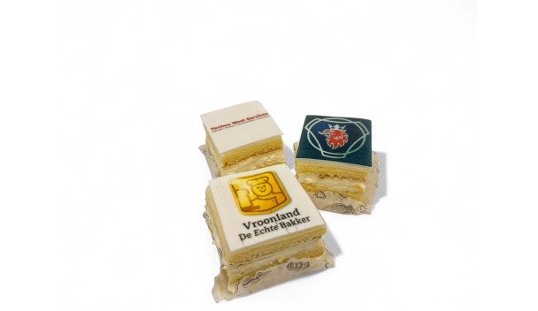 Petit Four met logo